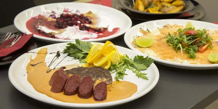 Na úvod si dáte carpaccio z lososa nebo hovězí svíčkové s parmazánem a pak už se můžete mlsně těšit na steak. 