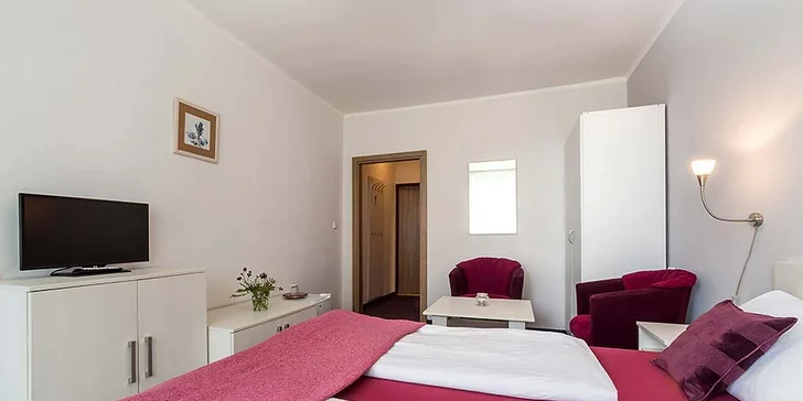 Pokoje jsou moderní a je zde k dispozici TV, fén i minibar. 