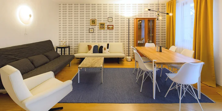 V přízemí je obývací pokoj, na kterém je nejvíce vidět práce skvělé designérky Adély Kudrnové Lipar.