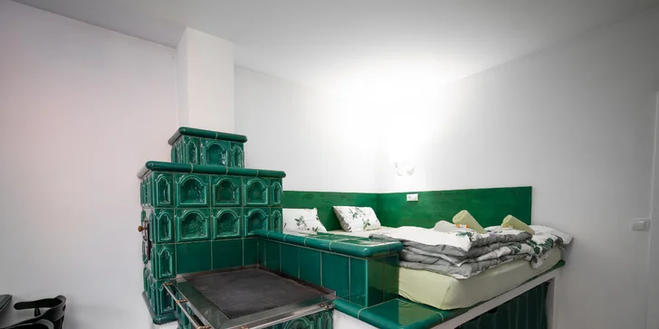 Hlavní obytná místnost slouží také jako obývák a kuchyň s jídelnou (apartmán Spaní na Peci).