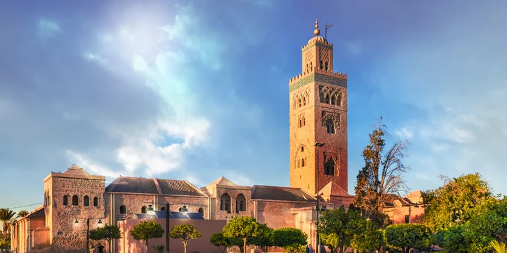 Navštívite mešitu Koutoubia so 70 metrov vysokým minaretom a záhradami s fontánami.