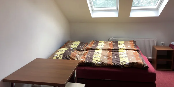 Ubytováni budete v jednoduše, avšak účelně zařízeném pokoji s vlastním sociálním zařízením.