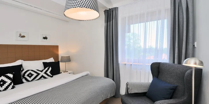 APARTMÁN TYP A 2+2: Apartmán pozostáva z 2 miestností: spálňa pre 2 osoby, obývacia miestnosť s rozkladacou pohovkou, TV, kuchynský kút s vybavením, sprcha, WC. 