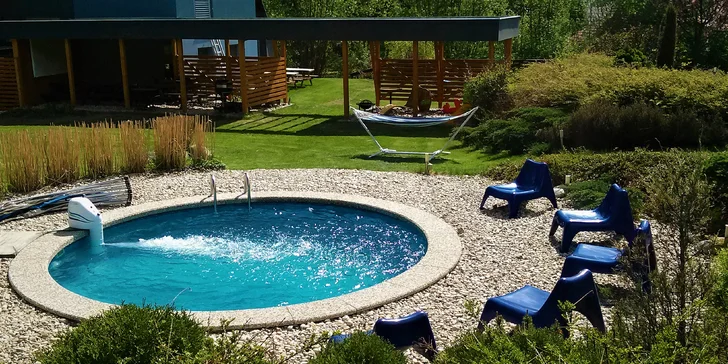 Kryté posezení, možnost grilování, bazén s protiproudem, udržovaná zahrada