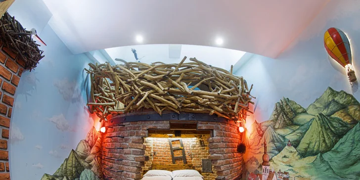 Dokonalým príbytkom pre zamilované pýry je hniezdočko (na fotke Hotel Kocourkov). 