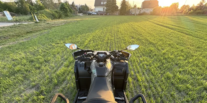 V ceně je samozřejmě i zapůjčení přilby a ochranných pomůcek. 