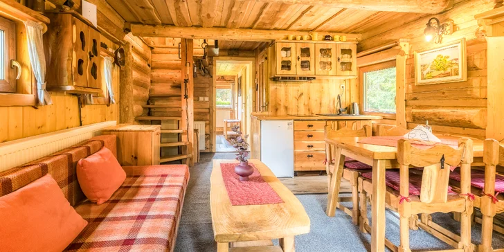 Obývačka je vybavená krbom, v ktorom bude romanticky praskať ohník, aj tradičným dreveným posedením