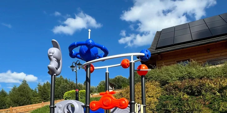 Na malých hostí tu čaká trampolína, hojdačky a detské ihrisko, kde sa deti môžu bezpečne vyblázniť.