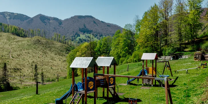 Deti sa vybláznia na detskom ihrisku s preliezkami, šmykľavkami či trampolínou.