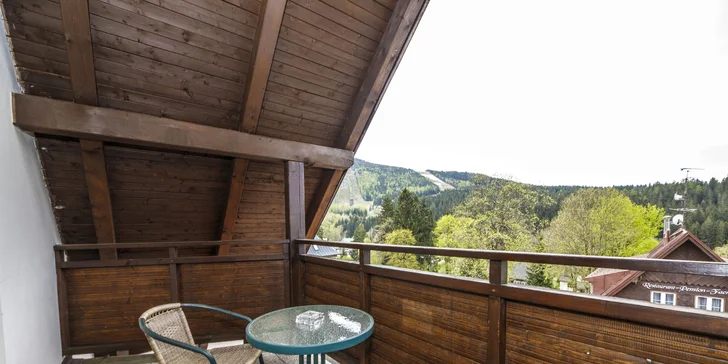 Některé pokoje pak mají i balkon.