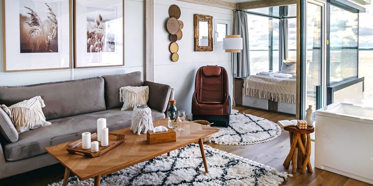 Houseboaty jsou nádherně zařízené, třeba v boho stylu. A v každém je masážní křeslo. 