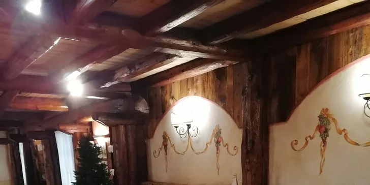 Jedlo sa podáva formou pestrého bufetu.