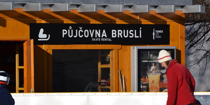 V ceně máte i půjčení bruslí. Mají tu kousky pro dámy, pány i děti. 