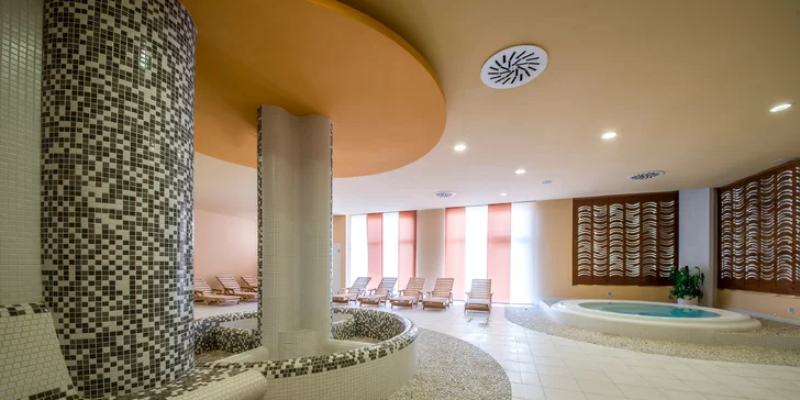 Je tu solná a aroma pára, senná bio sauna, aroma bio sauna, finská sauna a ledová studna.
