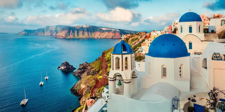 Pro Santorini jsou typické modrobílé vesničky. 