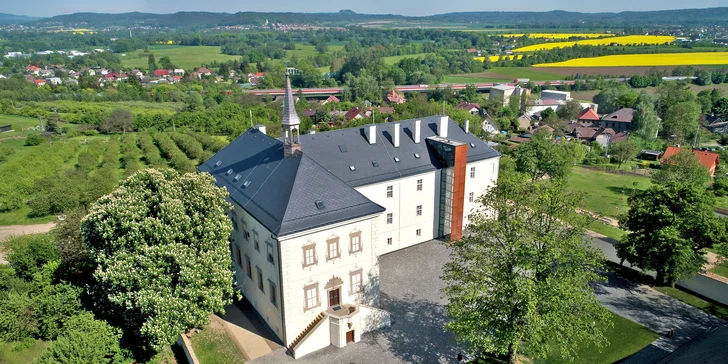 Vyrazit můžete i na další hrady a zámky v okolí. Třeba na Sychrov nebo Trosky. 