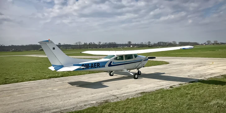 Aeroklub Senica ponúka viacero variantov letu pre tri osoby.