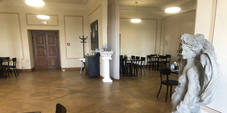 Jelikož restauraci najdete přímo v děčínském zámku, těšte se i na krásné prostředí, třeba taková zahrádka je umístěna přímo v zámeckém atriu. 