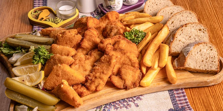 Prkno plné smažených dobrot: řízky, sýry, hranolky i pečivo, 500-1000 g