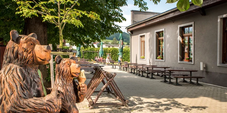 Hotelová restaurace nabízí také venkovní posezení.