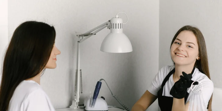 Počas päťhodinového intenzívneho kurzu sa naučíte, ako správne urobiť manikúru a aplikovať gél lak