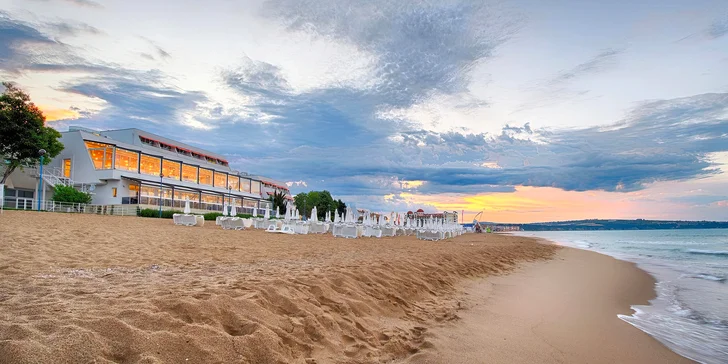 Písečná pláž se rozkládá přímo u hotelu.