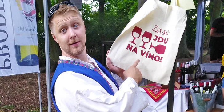 Jeden voucher vám zaručí nejen vstupné pro dvě osoby, ale i vkusnou sklenku a kupón na nákup nějaké té lahvinky domů. 