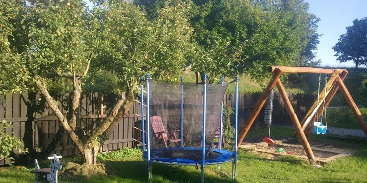 Děti se vyřádí na venkovním hřišti.