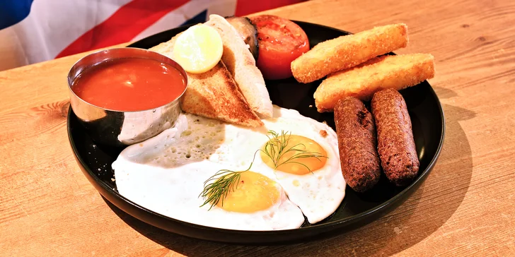 Klasika, to je slanina, párky, smažená vajíčka, bramboráčky, grilované houby a rajče, fazole, toasty s máslem a omáčka dle výběru.