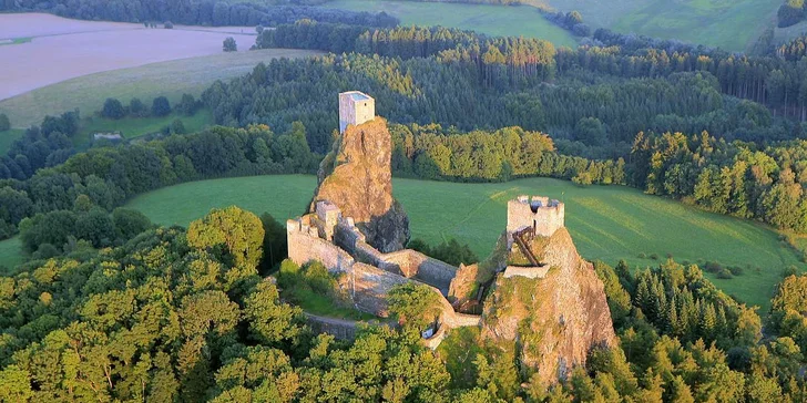 Kousek to budete mít na hrad Kost, na Humprecht, k Prachovským skalám nebo třeba ke skalnímu městečku Hrubá Skála.