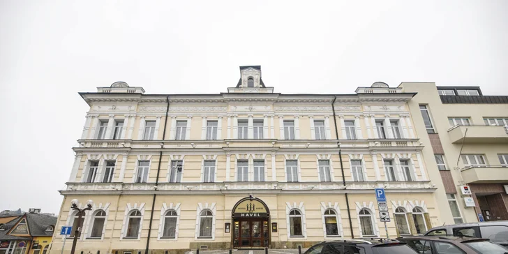 Hotel Havel nájdete v Rychnove nad Kněžnou priamo na námestí, neďaleko kostolíka sv. Havla.