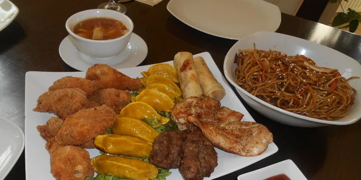 Maso si můžete namáčet také do švestkové, sójové, chilli nebo pekingské omáčky.