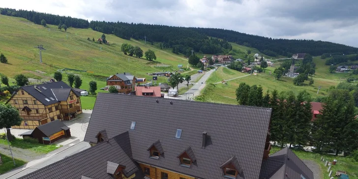 Hotel se nachází přímo u sjezdovek. V létě sem vyrazte na kola, v zimě zase na lyže.