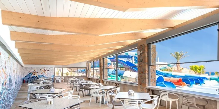  V hlavní restauraci se podávají bohaté bufetové snídaně, pozdní snídaně, obědy a večeře, které od nočních hodin doplňuje ještě lehké občerstvení. 