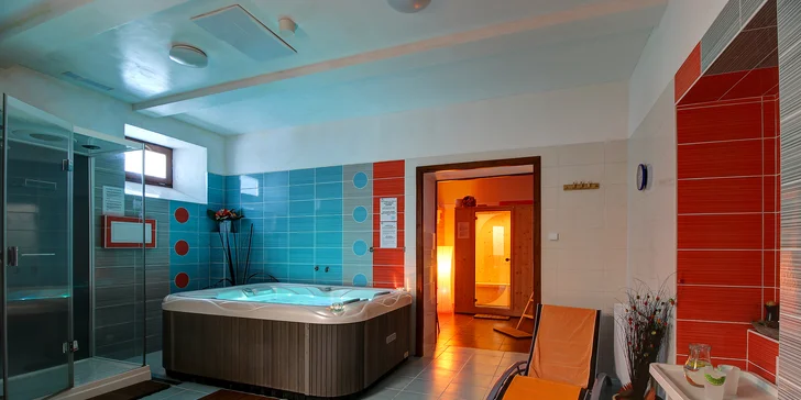 V ceně pobytu vás čeká 75minutový privátní vstup do hotelového wellness centra, kde si užijete vířivku, hydromasážní box i infrasaunu.