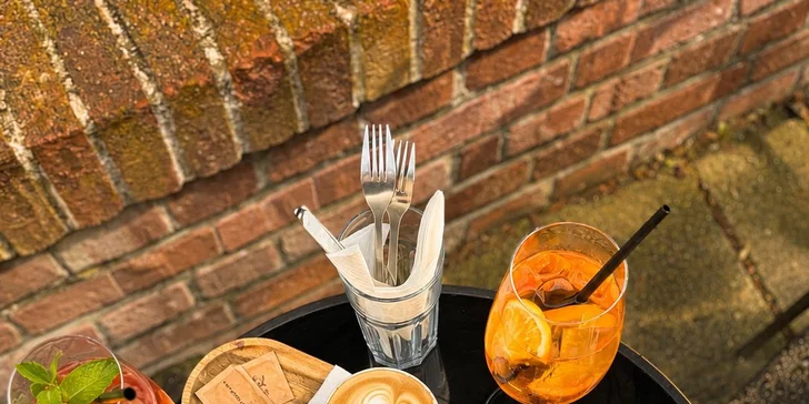 V ceně brunche máte kávu, sladký či slaný croissant, obloženou palačinku a Aperol.