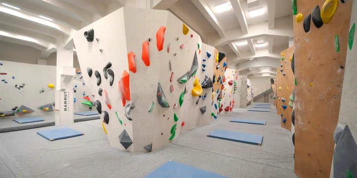 Vstupy pro nové zákazníky na boulderingovou stěnu Hudy Boulder Karlín: pro děti, studenty i dospělé