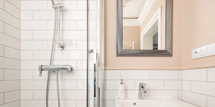 Součástí každého pokoje a apartmánu je koupelna s WC a sprchou nebo vanou.