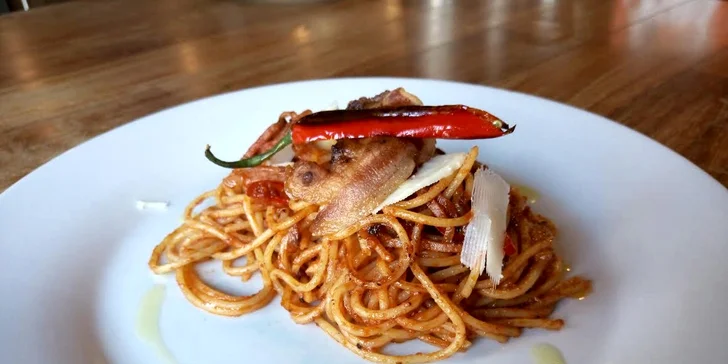 Pochutnejte si na vynikajících špagetách se slaninkou a rajčátky, které zdobí chilli paprička. 