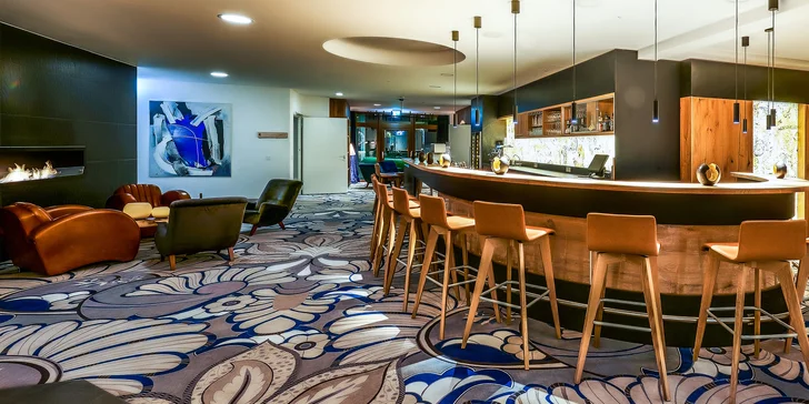 Interiér hotelu je elegantní a moderní. 