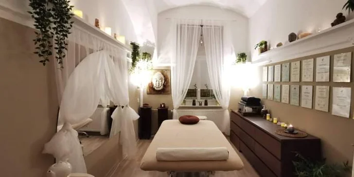 Příjemný salon je 200 metrů od Karlova náměstí, dojedete sem tramvají (Štěpánská). 