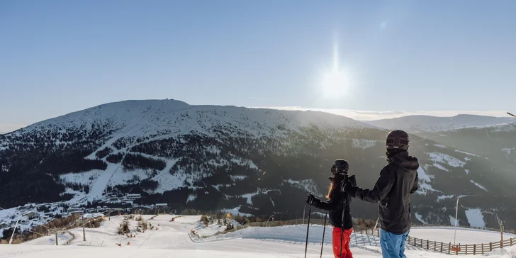 Alpský hotel se nachází přímo u vstupu do skiareálu. 