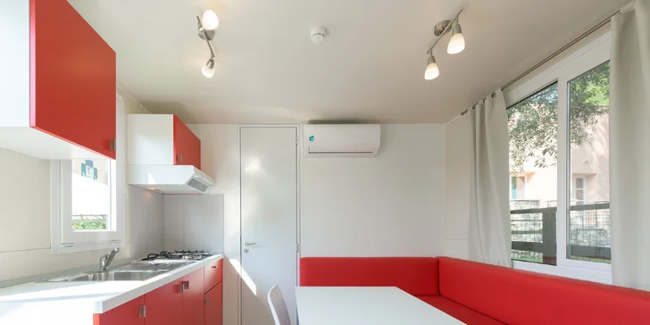 Domek Luxus 8x3 ponúka dve kúpeľne a komfortnejšie vybavenie.