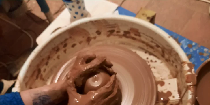 Zatímco hrníček si vytvarujete z plátu hlíny podle vaší fantazie, misku vytočíte na hrnčířském kruhu.