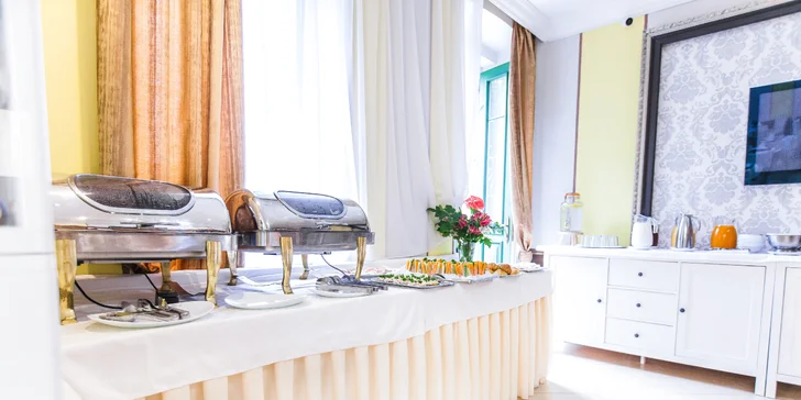 V hotelové restauraci si každé ráno pochutnáte na bufetových snídaních. 