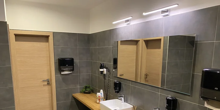 Lymfatická masáž je vhodná jako preventivní opatření pro lidi vystavené dlouhému stání či sezení.
