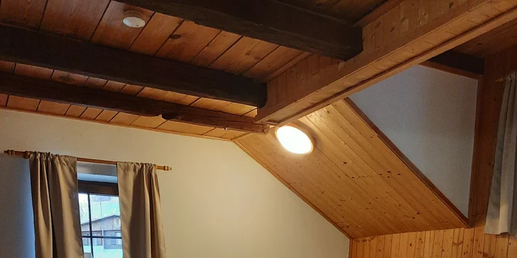 Chata nabízí útulné bydlení jak pro cestující páry, tak pro větší skupinky hostů.