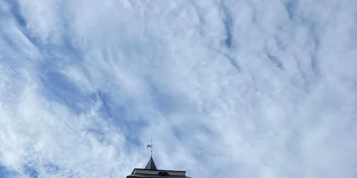 Dozvíte se,  jak vznikly zdejší pískovcové skály i čím je výjimečný zámeček Humprecht.