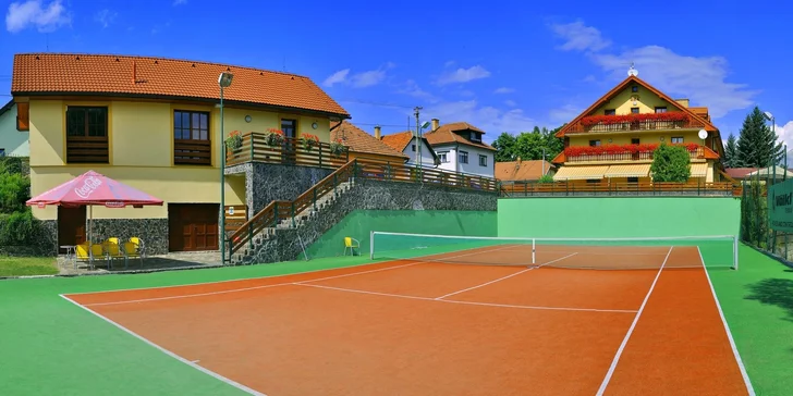 A parádní sportovní vyžití nabídne i tenisový kurt.