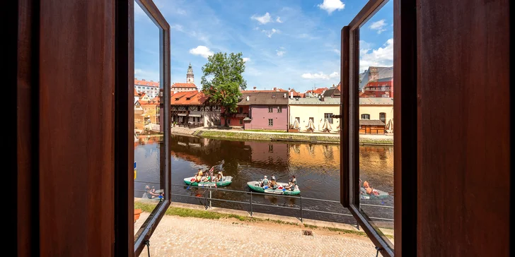 Na řeku a zámek budete mít výhled jak z pokoje Deluxe, tak z mezonetového apartmánu.